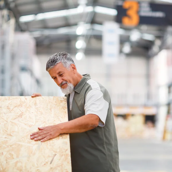 Man köper byggträ i en diy butik — Stockfoto