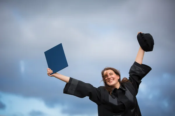 Frau feiert ihren Abschluss — Stockfoto