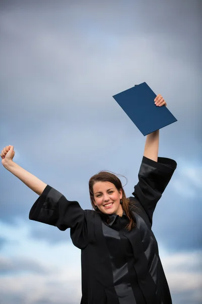 女性の彼女の卒業を祝う — ストック写真