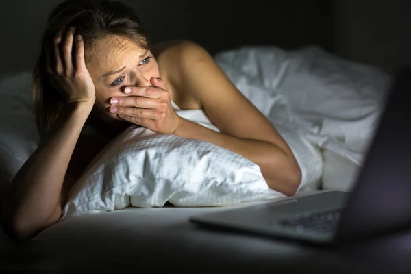 Mujer viendo algo horrible —  Fotos de Stock