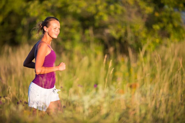 Woman running outdoors — Stock Photo, Image
