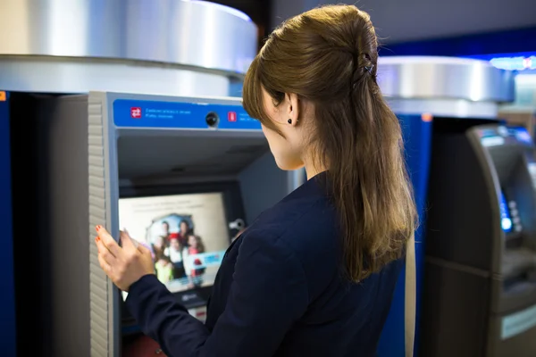 Mulher sacando dinheiro no ATM — Fotografia de Stock