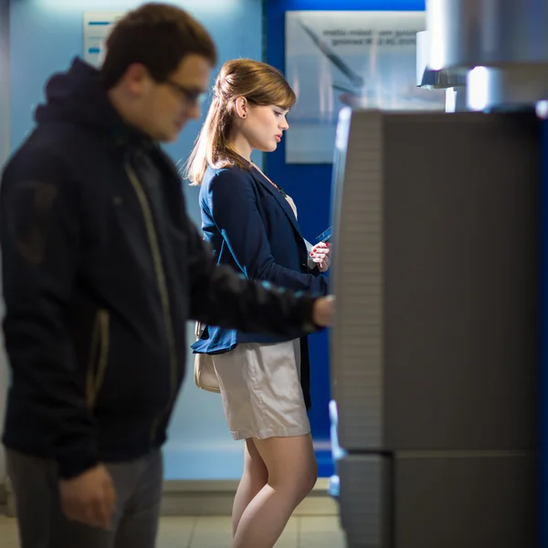 Kvinna att dra tillbaka pengar på atm — Stockfoto