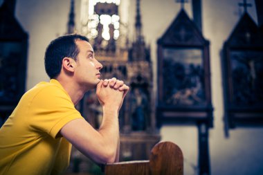 Kilisede dua eden bir adam