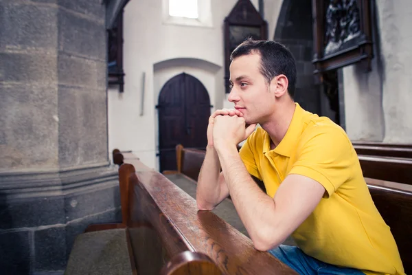 Człowiek modlący się w kościele — Zdjęcie stockowe