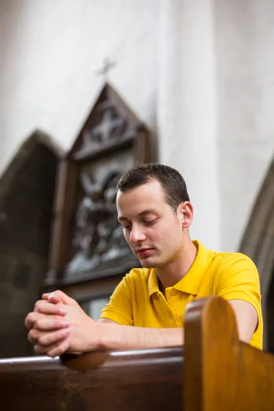 Mann betet in einer Kirche — Stockfoto