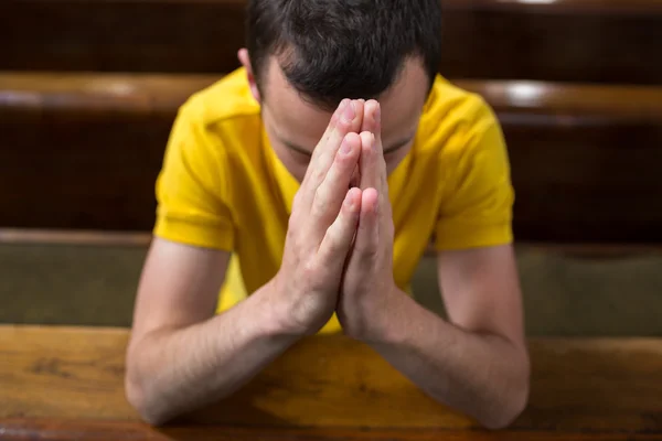 Hombre rezando en una iglesia — Foto de Stock