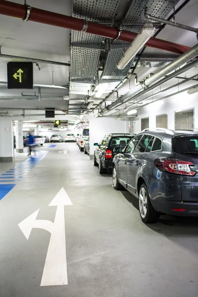 Ondergrondse parkeergarage — Stockfoto