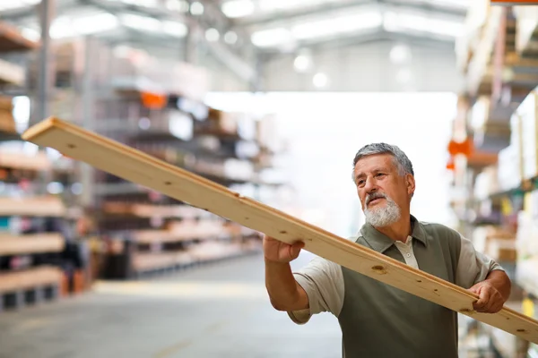 Man kopen van constructie hout — Stockfoto