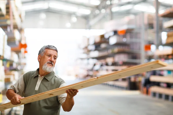 Man kopen van constructie hout — Stockfoto