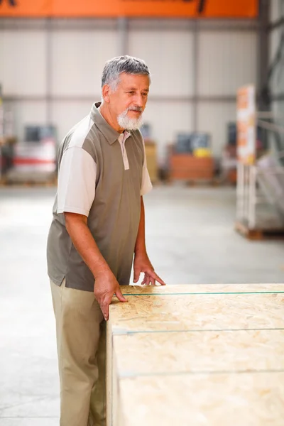 Man kopen van constructie hout — Stockfoto