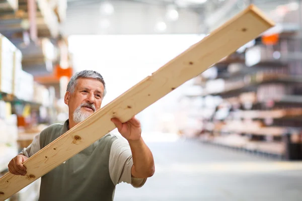 Man kopen van constructie hout — Stockfoto