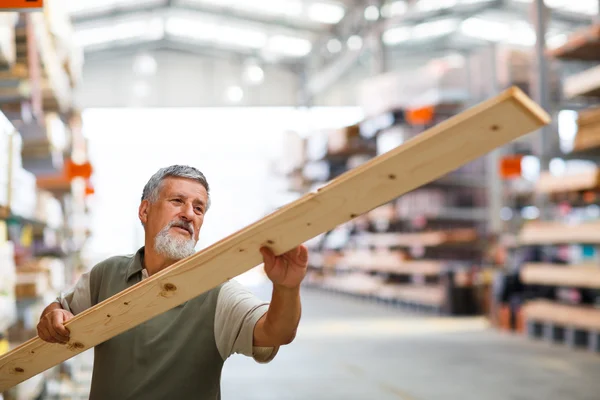 Man kopen van constructie hout — Stockfoto