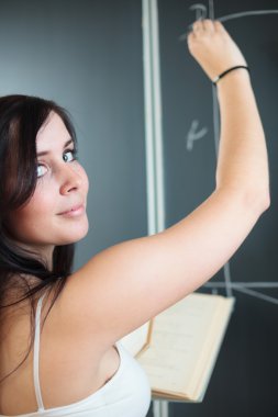 Kara tahta çizim üniversite öğrencisi