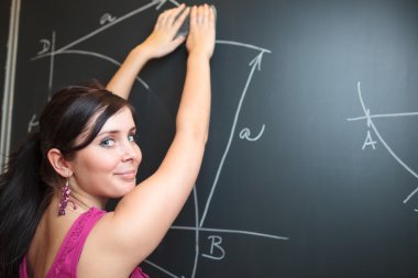 Kara tahta çizim üniversite öğrencisi