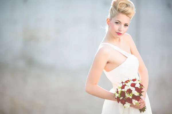 Splendida sposa il giorno del suo matrimonio — Foto Stock