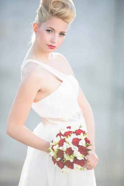 Hermosa novia en el día de su boda — Foto de Stock