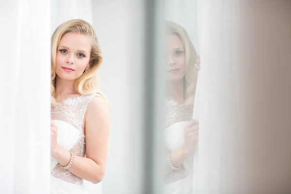 Gorgeous bride on her wedding day — Stock Photo, Image