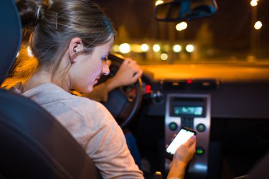 araba onun akıllı telefon kullanan kadın
