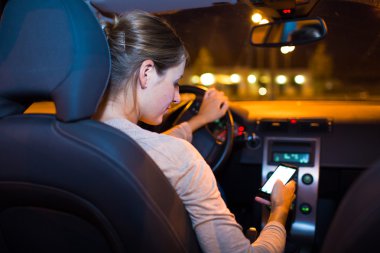 araba onun akıllı telefon kullanan kadın