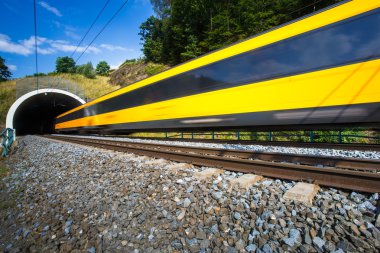 hızlı tren bir tünelden geçerken