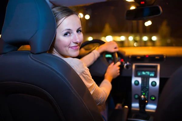 Vrouw met behulp van haar slimme telefoon op auto — Stockfoto