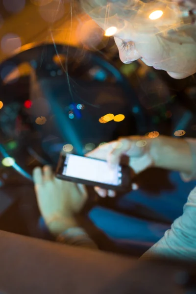 Mujer usando su teléfono inteligente en el coche — Foto de Stock