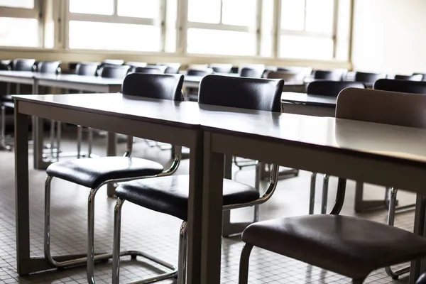 Salle de classe vide avec chaises — Photo