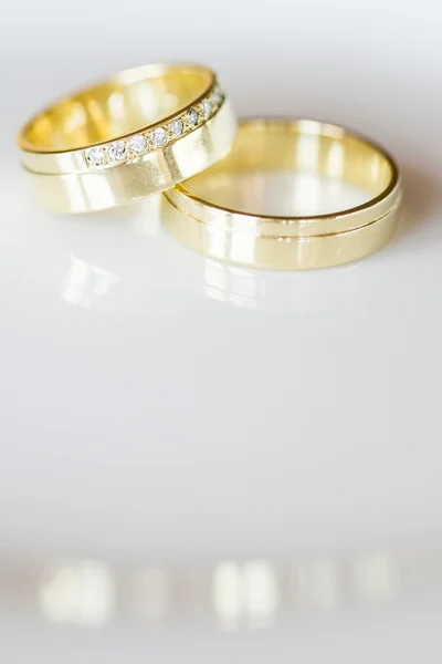 Dos preciosos anillos de boda dorados — Foto de Stock