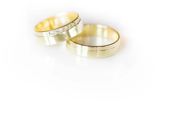 Twee mooie gouden trouwringen — Stockfoto