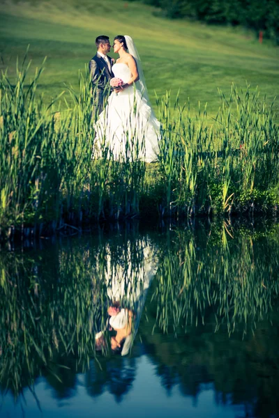 Casal de casamento jovem no dia do casamento — Fotografia de Stock