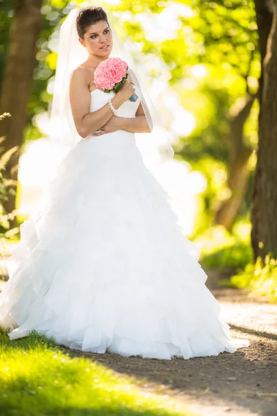 Braut an ihrem Hochzeitstag — Stockfoto