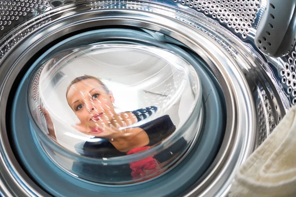 Ev işleri: Çamaşırhane yapıyor genç kadın — Stok fotoğraf