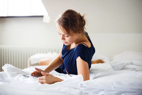 Wanita menggunakan komputer tabletnya di tempat tidur — Stok Foto