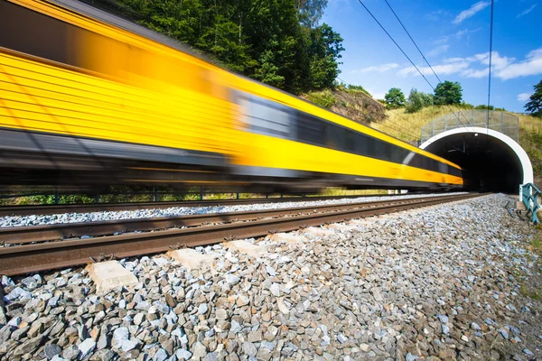 Comboio rápido passando por um túnel — Fotografia de Stock