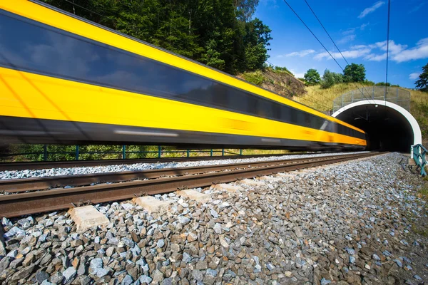 Snelle trein een tunnel passeren — Stockfoto