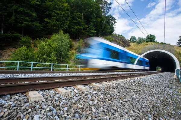 Snabba tåg passerar genom en tunnel — Stockfoto
