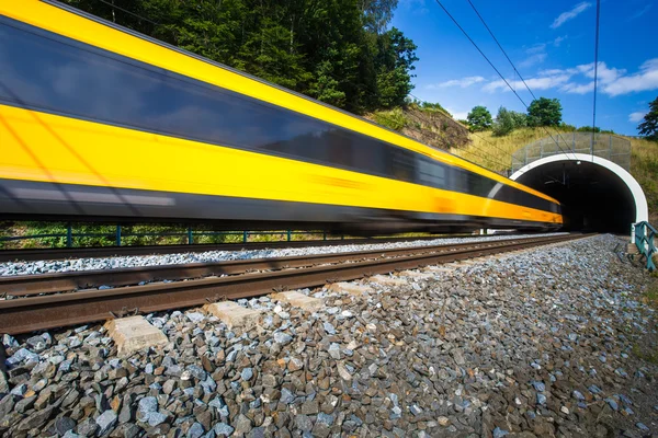 Hızlı tren bir tünelden geçerken — Stok fotoğraf