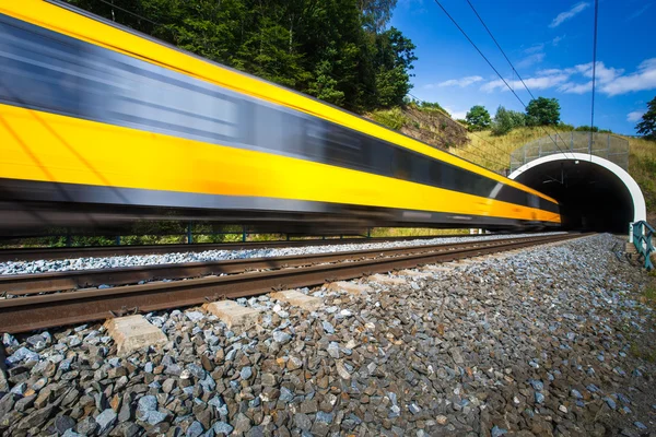 Spěšný vlak přes tunel — Stock fotografie