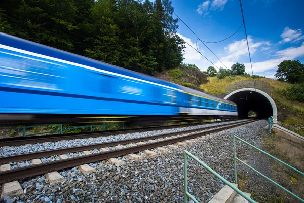 Snabba tåg passerar genom en tunnel — Stockfoto