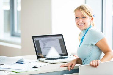 kitap ve laptop ile kız öğrenci
