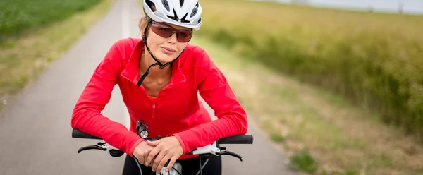 Kvinnliga biker utomhus på mountainbike — Stockfoto