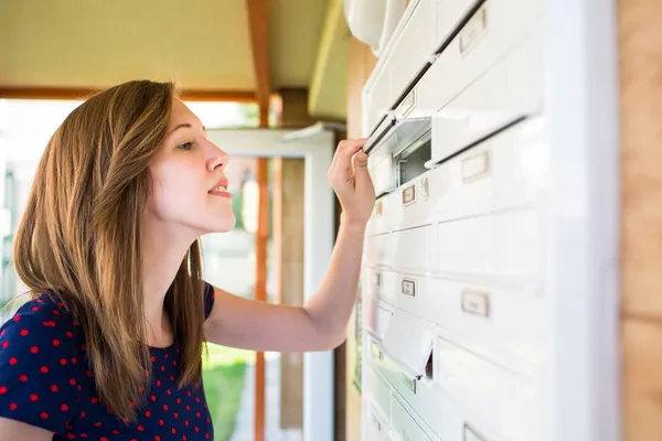 Kvinna kontrollera hennes postlåda — Stockfoto