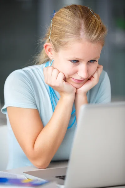 Studente donna con computer portatile — Foto Stock