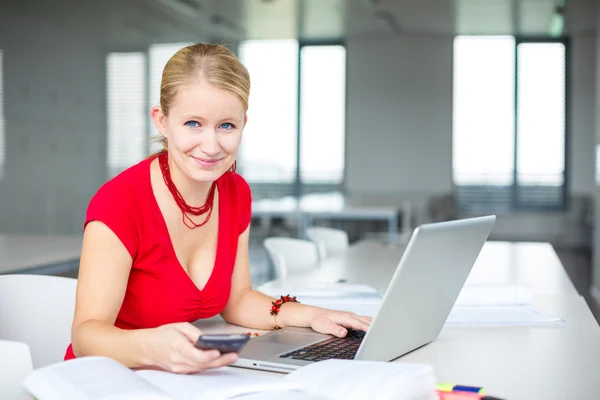 Studentin mit Büchern und Laptop — Stockfoto