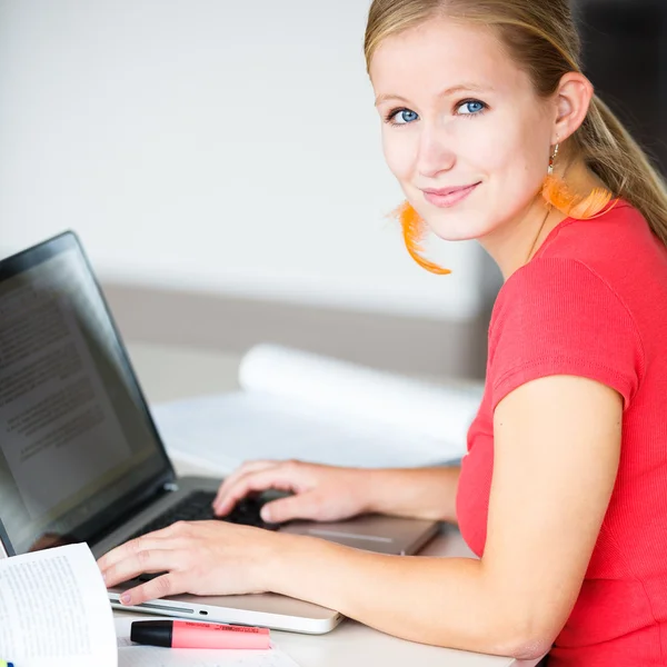 Vrouwelijke student met boeken en laptop — Stockfoto