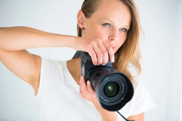 Fotografo femminile con fotocamera digitale — Foto Stock