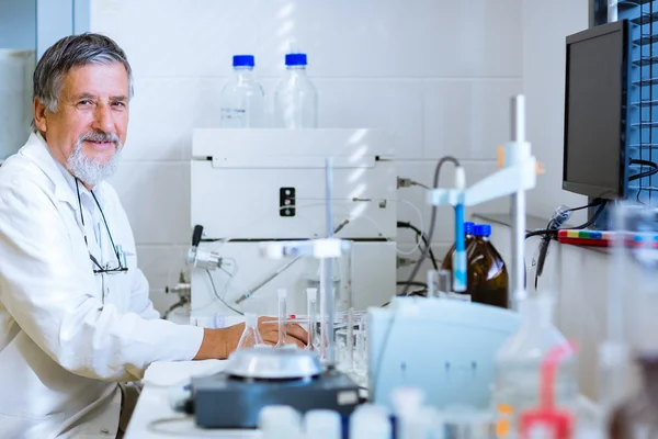 Senior male researcher  in a lab — Stock Photo, Image