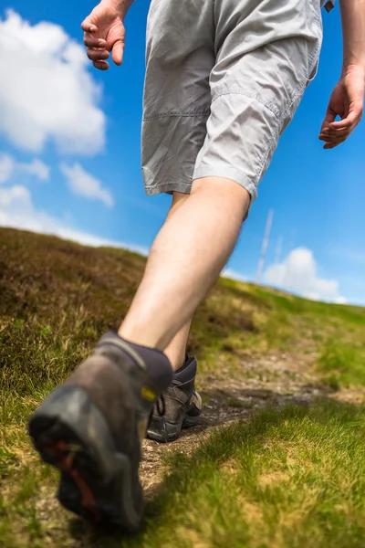 Genç adam Hiking — Stok fotoğraf