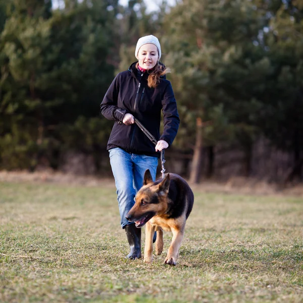 Master och hennes olydig hund — Stockfoto